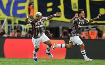 Jogaodres do Fluminense celebram aquele que seria o golo da vitória na final da Taça Libertadores diante do Boca Juniors.