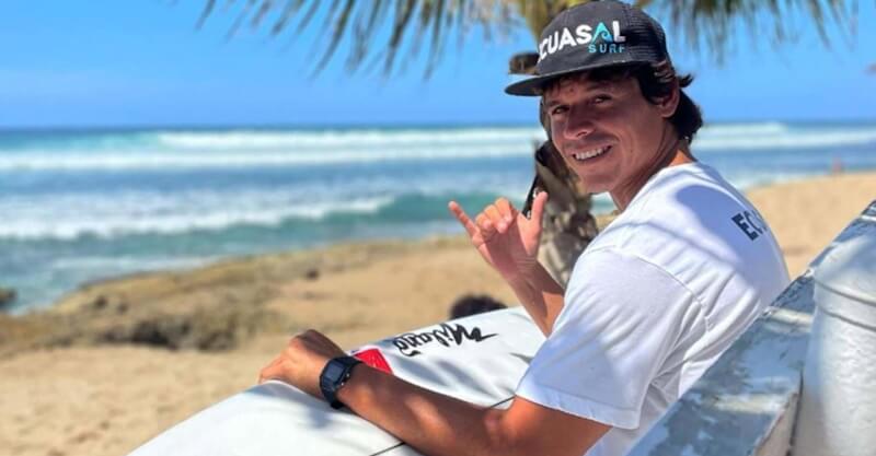 Israel Barona, surfista equatoriano