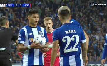 Evanilson e Alan VArela discutem que marca o penálti no FC Porto-Antuérpia