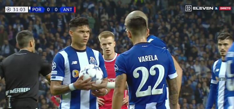 Evanilson e Alan VArela discutem que marca o penálti no FC Porto-Antuérpia
