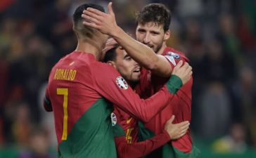 Cristiano Ronaldo e Rúben Dias celebram golo de Ricardo Horta no Portugal-Islândia.