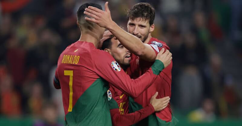 Cristiano Ronaldo e Rúben Dias celebram golo de Ricardo Horta no Portugal-Islândia.