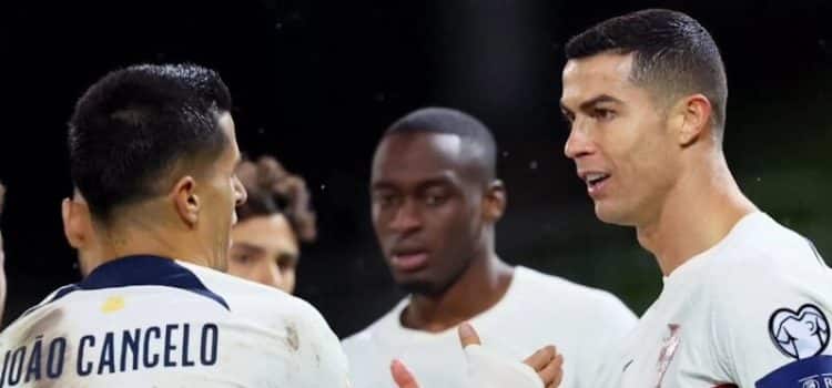 Cristiano Ronaldo e João Cancelo no Liechtenstein-Portugal.