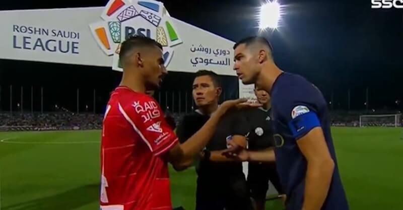 Cristiano Ronaldo no momento do lançamento da moeda ao ar no Al Wehda-Al Nassr.