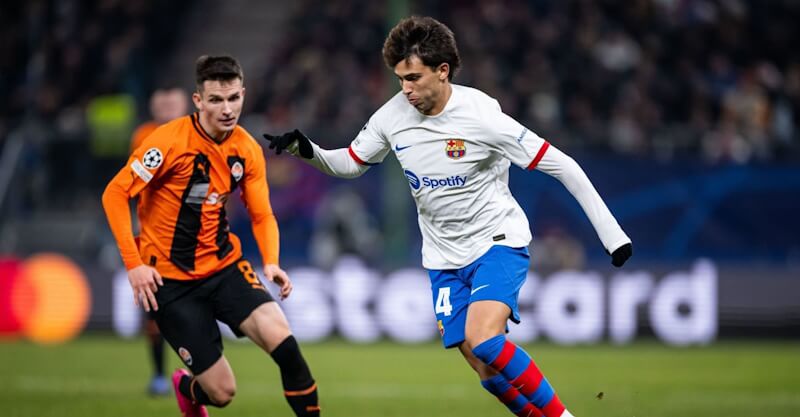 João Fèlix perante um oponente no Shakhtar Donetsk-Barcelona.