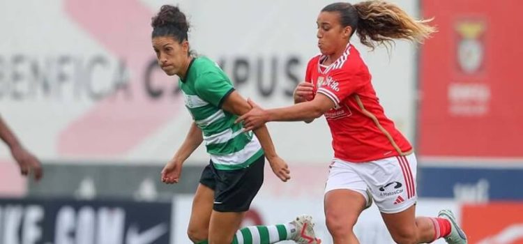Jogadoras de Benfica e Sporting em disputa de bola no derbi feminino.