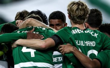 Jogadores do Sporting celebram vitória sobre o Dumiense na Taça de Portugal.
