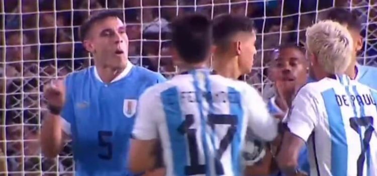 Gesto obsceno de Manuel Ugarte para Rodrigo De Paul no Argentina-Uruguai.
