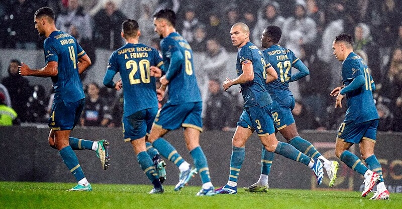 Jogadores do FC Porto festejam golo ao V. Guimarães.