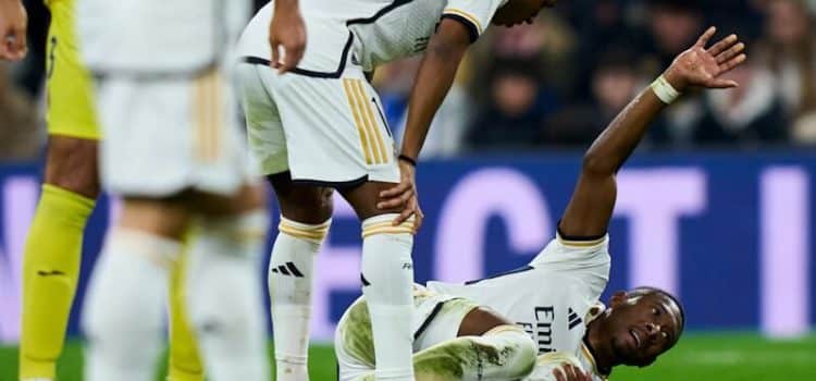 Momento em que David Alaba se lesiona gravemente no Real Madrid-Villarreal.