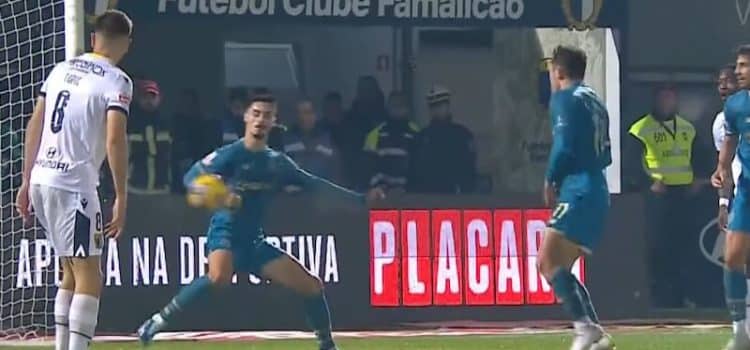 Lance em que Eustáquio corta a bola com o braço no Famalicão-FC Porto.