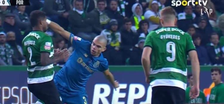 Momento da agressão de Pepe a Matheus Reis no Sporting-FC Porto.