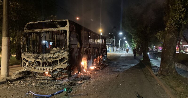 Autocarro do Santos incendiado após descida de divisão.