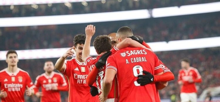 Jogadores do Benfica celebram vitória na Luz diante do Famalicão.