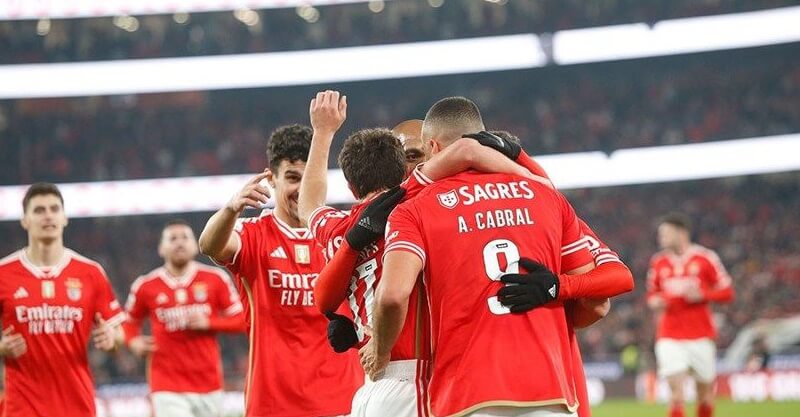 Jogadores do Benfica celebram vitória na Luz diante do Famalicão.