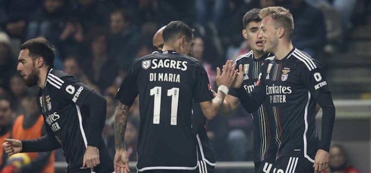Jogadores do Benfica festejam golo de Casper Tengstedt contra o SC Braga.