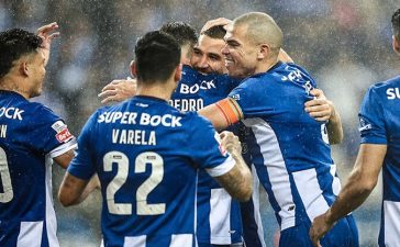 Jogadores do FC Porto celebram golo na vitória sobre o Casa Pia.