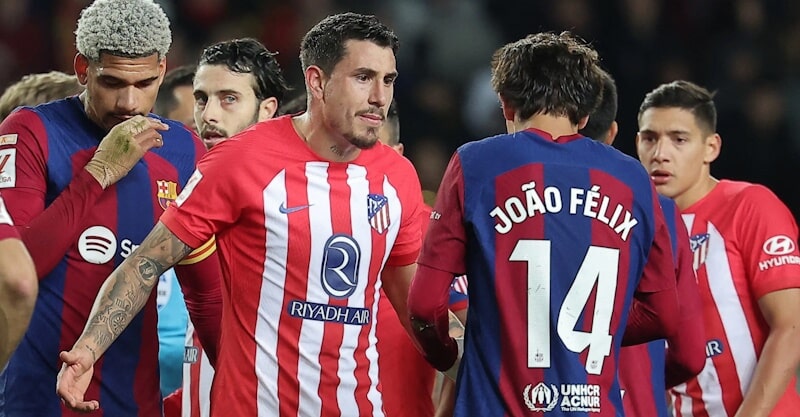 João Félix e José Maria Giménez em confronto no Barcelona-Atlético de Madrid.