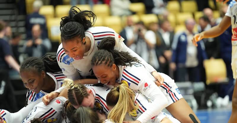 Equipa da França celebra conquista do Mundial Feminino de Andebol diante da Noruega.