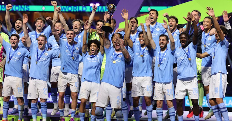 Jogadores do Manchester City celebram conquista do Mundial de Clubes diante do Fluminense.