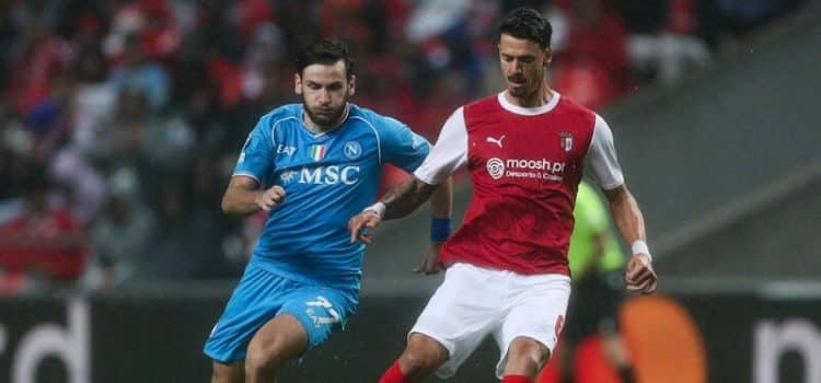 Kvaratskhelia e José Fonte em disputa de bola no Nápoles-SC Braga.