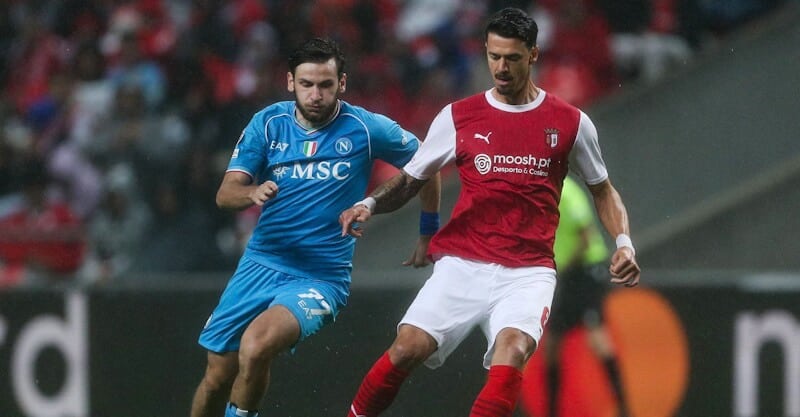 Kvaratskhelia e José Fonte em disputa de bola no Nápoles-SC Braga.