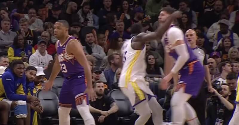 Draymond Green agride Jusef Nurkic no jogo entre os Phoenix Suns e os Golden State Warriors na NBA.
