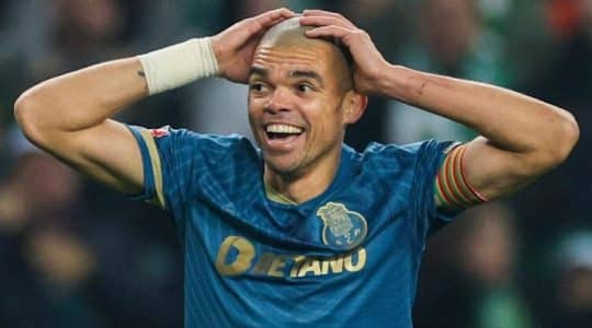 Pepe, capitão do FC Porto, incrédulo com a expulsão no clássico com o Sporting.