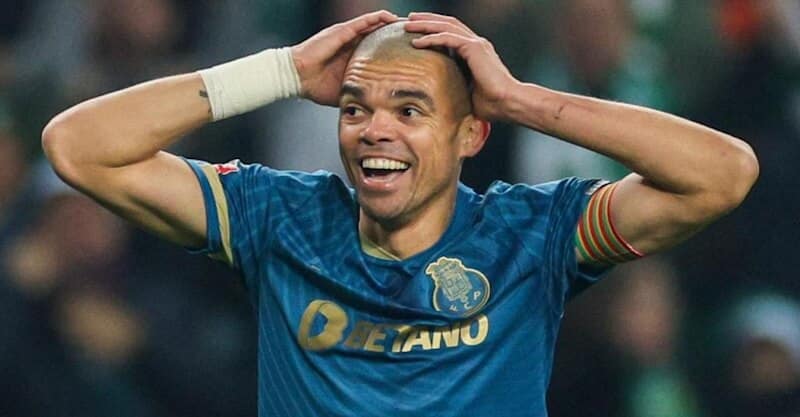 Pepe, capitão do FC Porto, incrédulo com a expulsão no clássico com o Sporting.