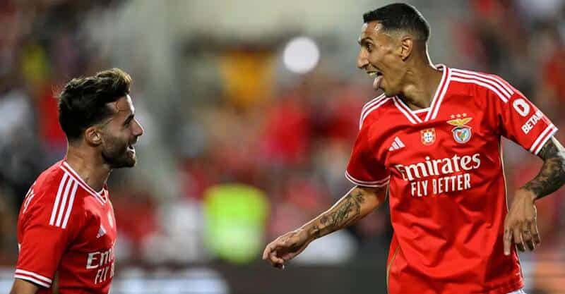 Rafa e Ángel Di Maria celebram golo pelo Benfica.