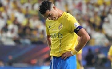 Cristiano Ronaldo dececionado após derrota do Al Nassr contra o Al Hilal de Jorge Jesus