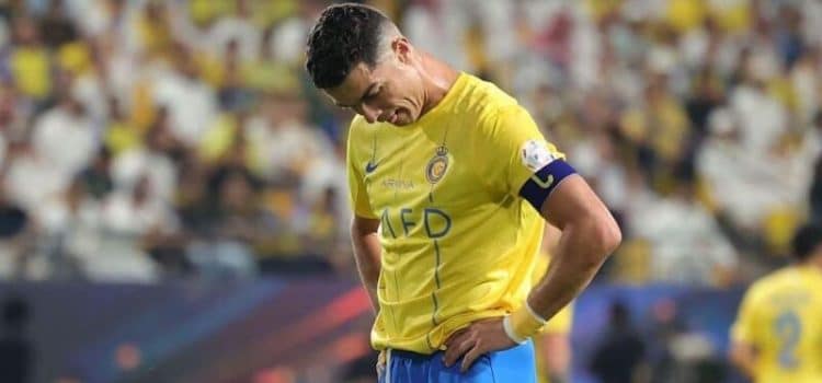 Cristiano Ronaldo dececionado após derrota do Al Nassr contra o Al Hilal de Jorge Jesus