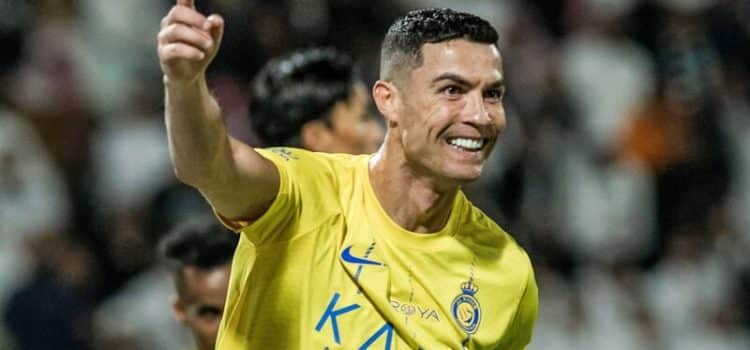 Cristiano Ronaldo celebra golo marcado no Al Nassr-Al Ettifaq.