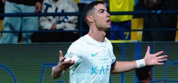 Cristiano Ronaldo celebra o bis no Al Ittihad-Al Nassr.