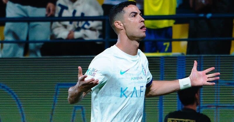 Cristiano Ronaldo celebra o bis no Al Ittihad-Al Nassr.