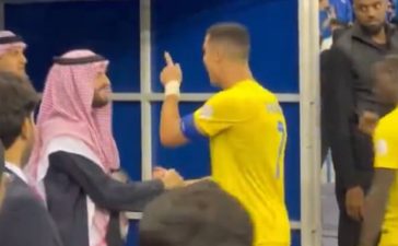 Cristiano Ronaldo em conversa com o presidente do Al Hilal após derbi de Riade.