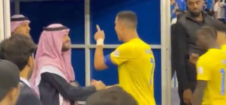Cristiano Ronaldo em conversa com o presidente do Al Hilal após derbi de Riade.