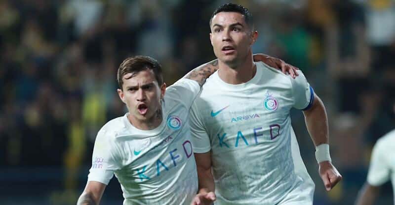 Cristiano Ronaldo e Otávio celebram golo no Al Nassr-Al Riyahd.