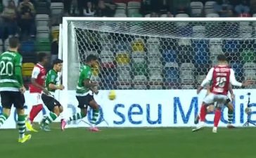 Momento em que Matheus Reis joga a bola com a mão no SC Braga-Sporting da Taça da Liga.