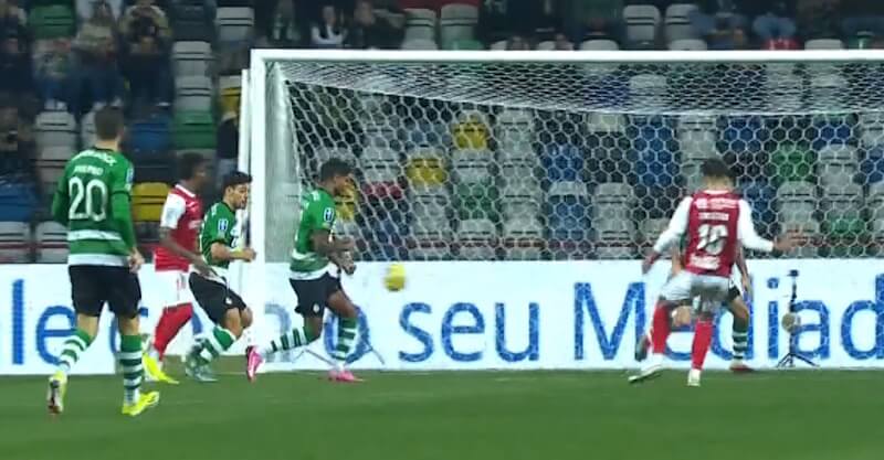 Momento em que Matheus Reis joga a bola com a mão no SC Braga-Sporting da Taça da Liga.