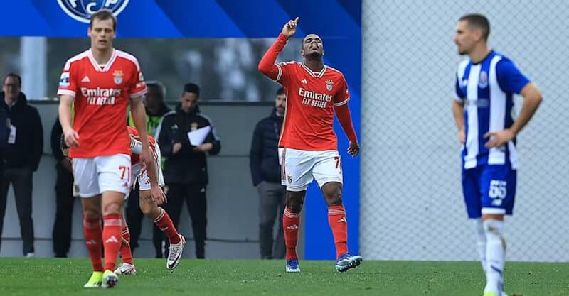 Jogadores do Benfica B festejam golo de Gustavo Marques diante do FC Porto B.
