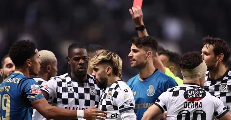 Momento em que o árbitro expulsa Ibrahima no Boavista-FC Porto.