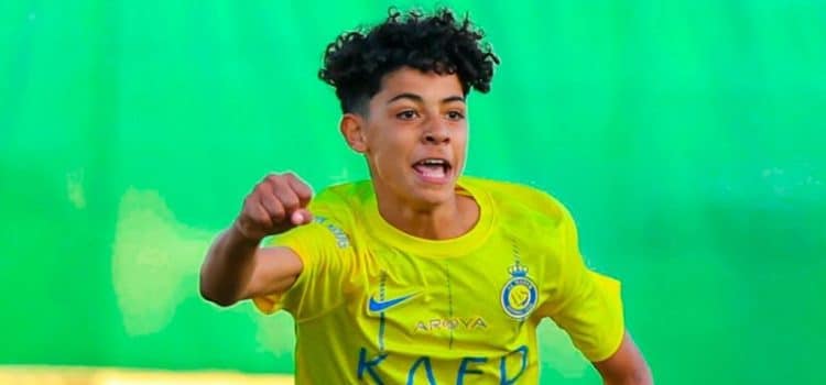 Cristianinho, filho de Cristiano Ronaldo que joga na equipa sub-13 do Al Nassr.
