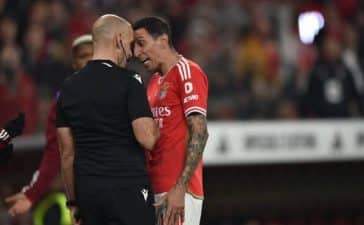 Ángel Di Maria encosta a cabeça no árbitro-assistente do Benfica-SC Braga.