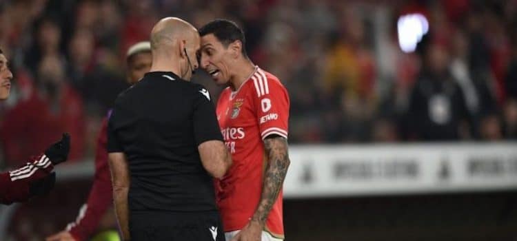 Ángel Di Maria encosta a cabeça no árbitro-assistente do Benfica-SC Braga.