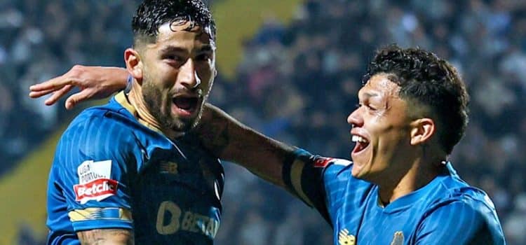 Evanilson e Alan Varela celebram triunfo do FC Porto diante do Farense.