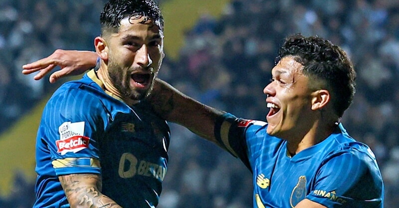 Evanilson e Alan Varela celebram triunfo do FC Porto diante do Farense.