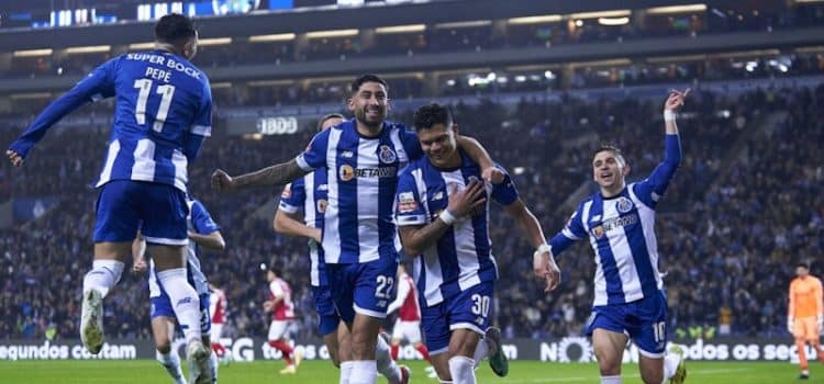 Jogadores do FC Porto celebram golo de Evanilson ao SC Braga.