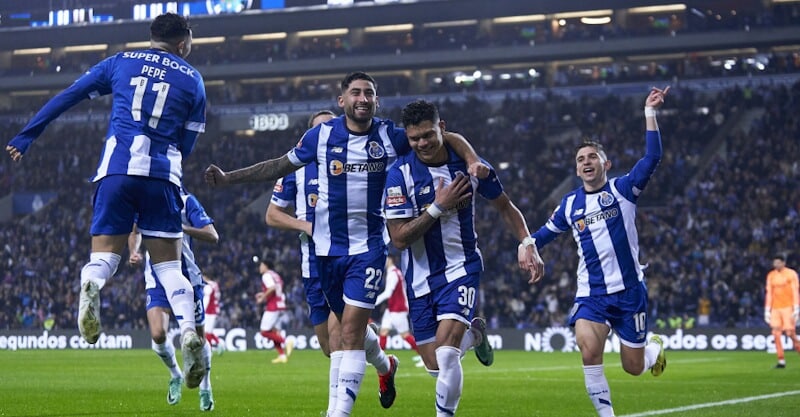 Jogadores do FC Porto celebram golo de Evanilson ao SC Braga.