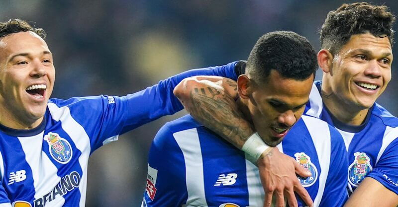 Jogadores do FC Porto celebram golo de Wendell na vitória sobre o Moreirense.